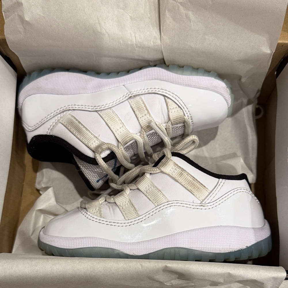 Jordan 11 retro low toddler sz 8c XI white